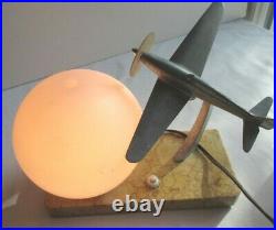 Lampe de table Art Déco, Avion aluminium et tulipe boule sur terrasse en marbre