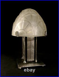 Morin & Degué Lampe Art Déco En Fer Nickelé Et Dôme En Verre Pressé Signé 1930