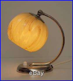 Neuwertige original Art Deco Nachttischlampe Lampe Chrom 1930 Opalglas