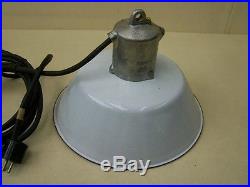 Schöne alte Emaillampe, Art Deco Fabriklampe Loft Desing, Lampe Bauhaus Stil weiß