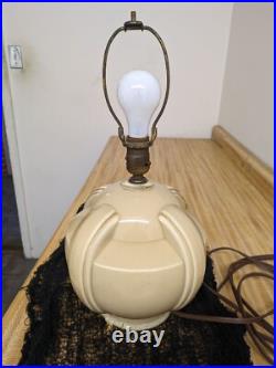 Vtg. Art deco cream/beige colored glass ribbed panel lamp